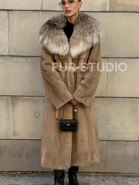 Шуба из норки Caramel с капюшоном из меха рыси - фото 8