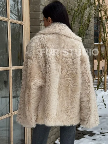Светлая короткая шуба из испанской овчины - фото 4