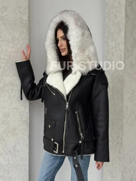 Черная куртка дубленка с капюшоном - фото 7