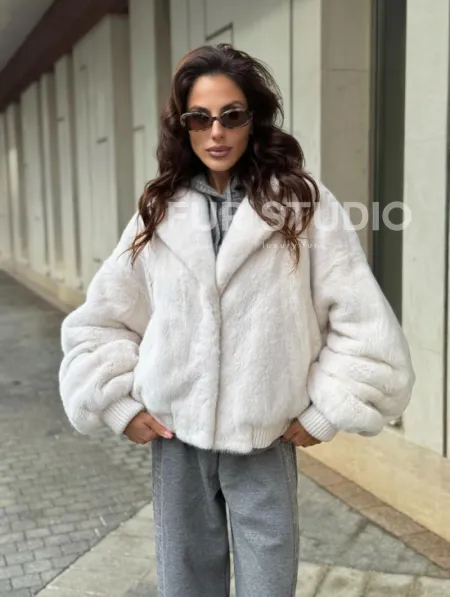 Белый норковый бомбер на резинке - фото 10