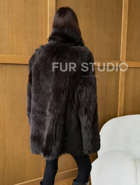 Двухсторонняя коричневая дубленка - фото 7