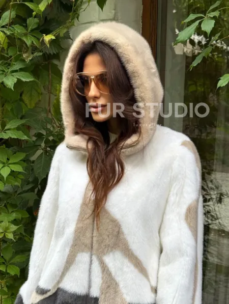 Стильная норковая куртка с капюшоном - фото 7