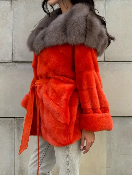 Шуба из меха норки цвета Grenadine (оранжевый) с капюшоном из меха куницы - фото 6