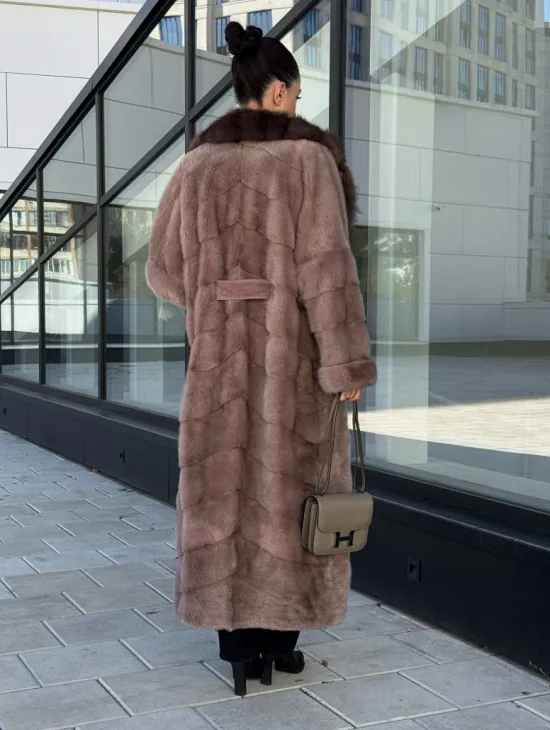 Длинная шуба из норки с воротником из меха куницы - цвет пыльная роза - фото 6