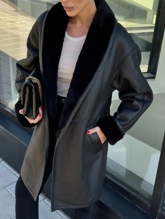 Черная женская дубленка на запах с поясом - фото 3