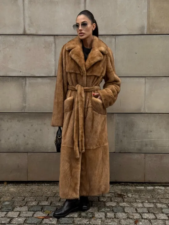 Шуба - халат maxi из меха норки Caramel с накладными карманами - фото 9