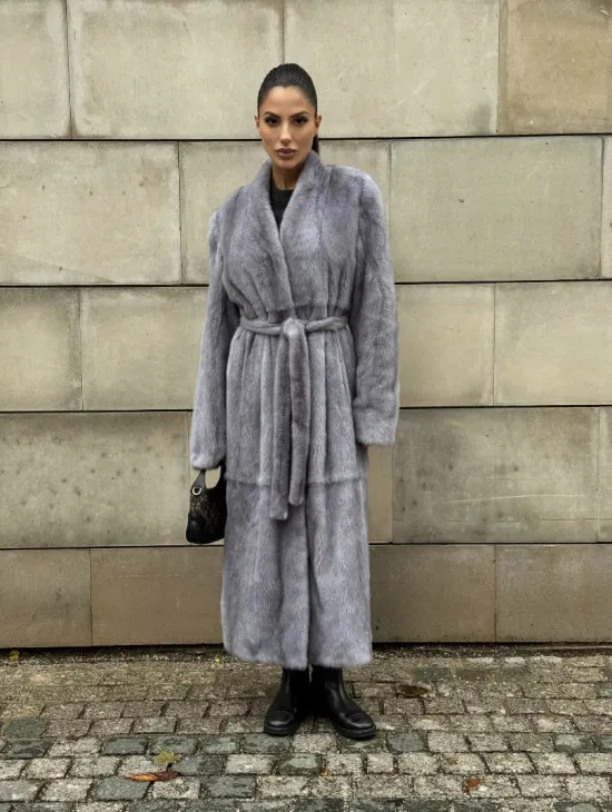 Шуба из голубой скандинавской норки без воротника с поясом “Fashion trend 2024-2025“ - фото 9