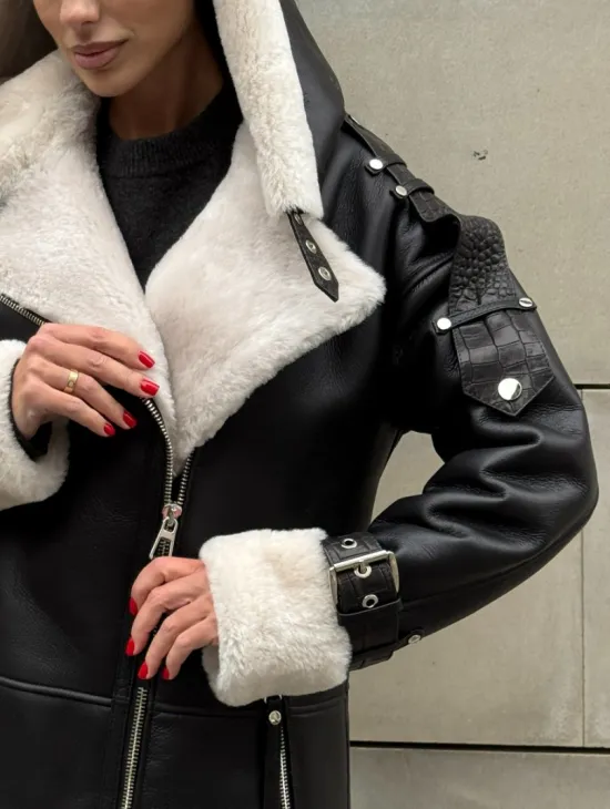 Черная удлиненная дубленка авиатор  с капюшоном на белой овчине - фото 3