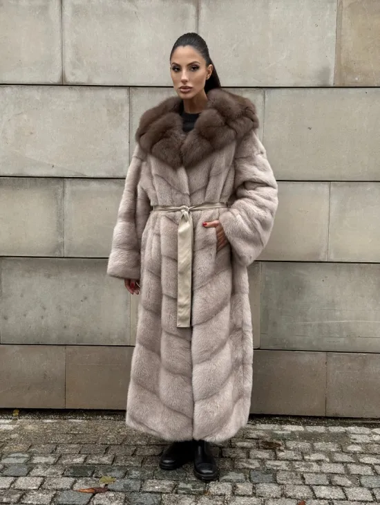 Длинная норковая шуба прямого кроя с капюшоном из меха куницы - фото 10