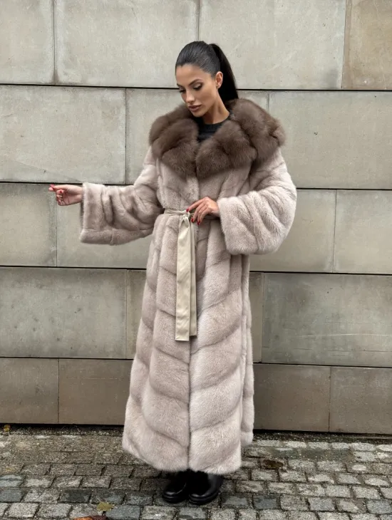 Длинная норковая шуба прямого кроя с капюшоном из меха куницы - фото 11