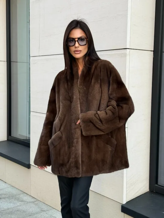 Стильная шубка из меха норки SAGA FURS  в цвете соболь - фото 6