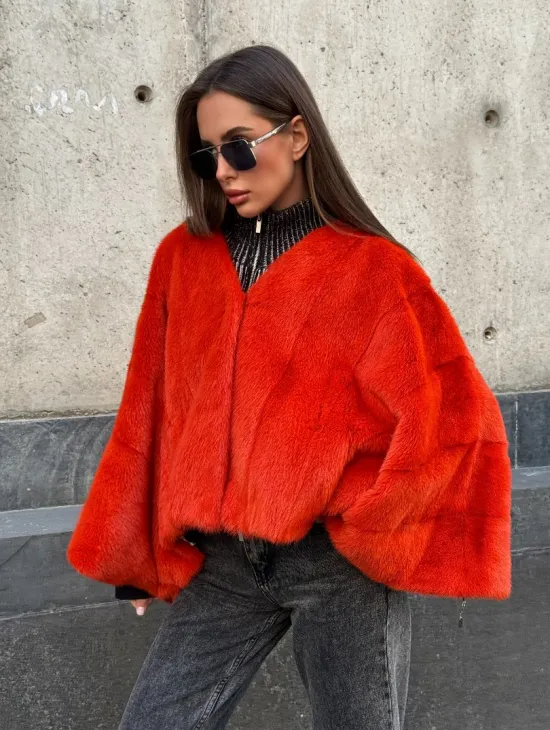 Красное меховое манто из норки, модель «Летучая мышь» с V - образной горловиной, без воротника - фото 4