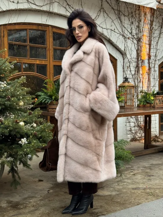 Шуба натуральная из меха аукционной норки в стиле «Oversize» - пудровая - фото 0