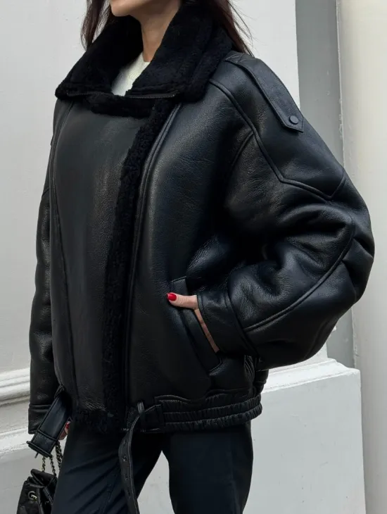 Укороченная женская дубленка - бомбер с двойным воротником - фото 4