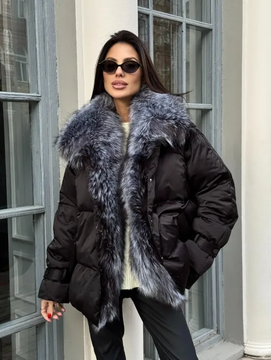 Модный пуховик в стиле Oversize с натуральным мехом чернобурки - фото 0