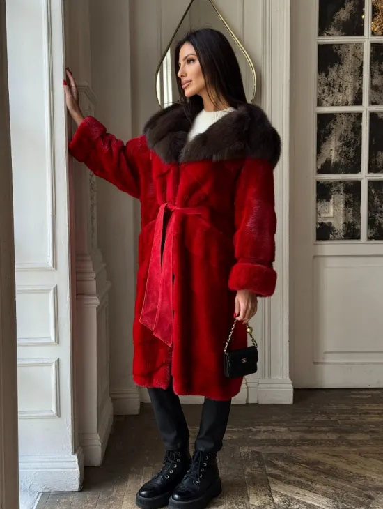 Красное меховое кимоно из аукционной норки с капюшоном куница - фото 4
