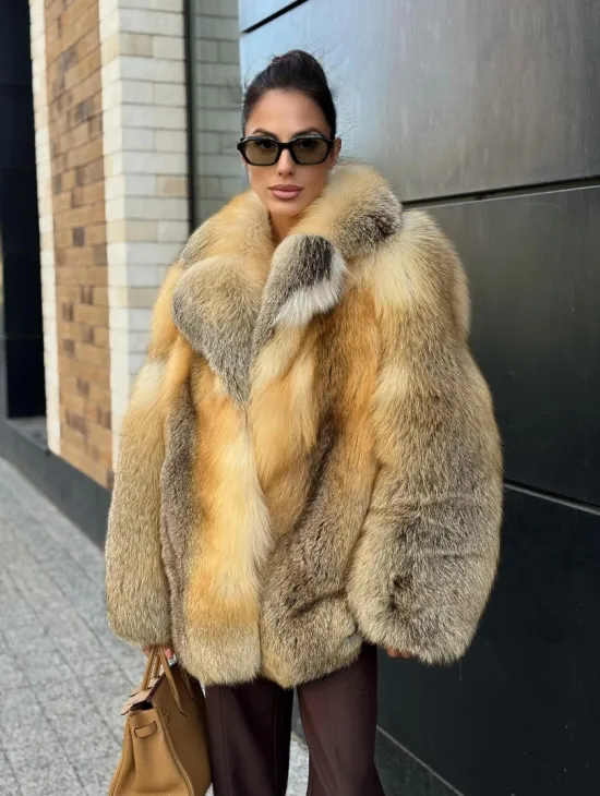 Золотистая шуба из натурального меха лисы цельные пластины - фото 0