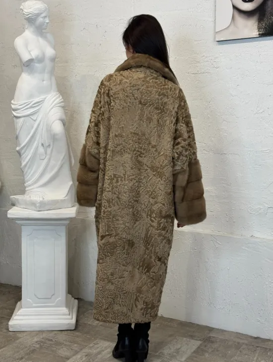 Длинное женское пальто из натурального меха каракульчи с отделкой из норки - фото 5