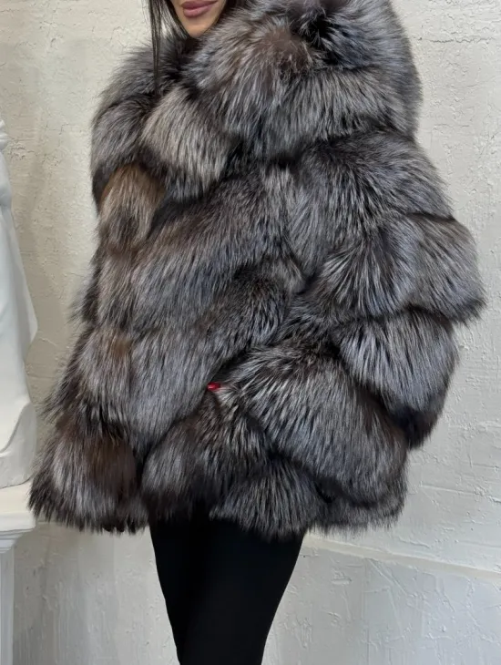Полушубок с капюшоном из натурального меха лисы чернобурки с поясом - фото 3