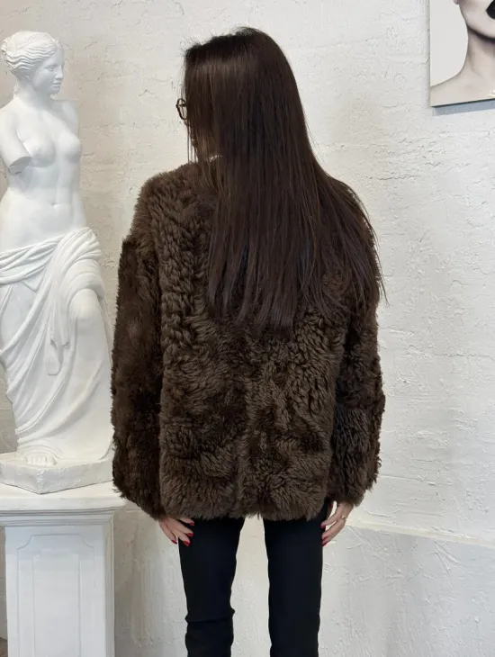 Короткая шуба из натуральной овчины с круглым вырезом и накладными карманами - фото 3