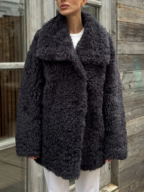 Стильный полушубок из натурального меха тиградо с большим отложным воротником - цвет графит - фото 2