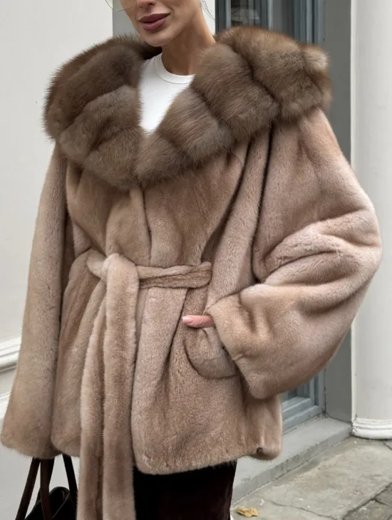 Шуба - пончо под пояс из плюшевой норки с капюшоном из меха куницы - фото 2