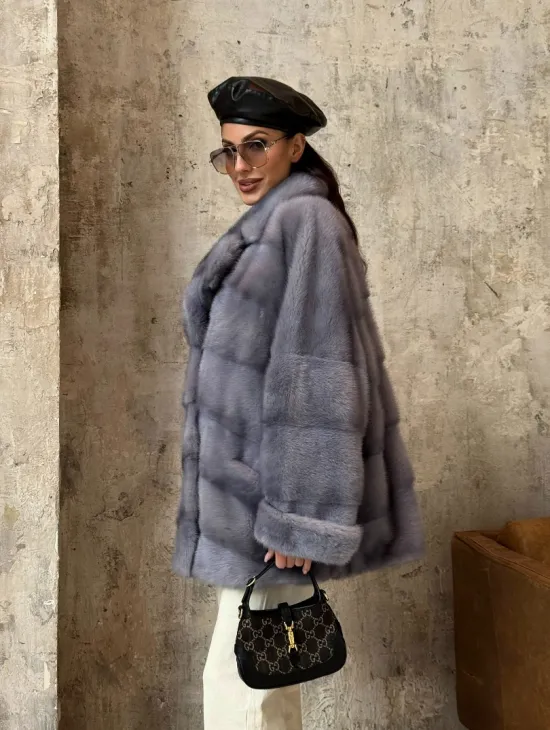 Натуральный полушубок из меха норки с английским воротником в цвете топаз - фото 9