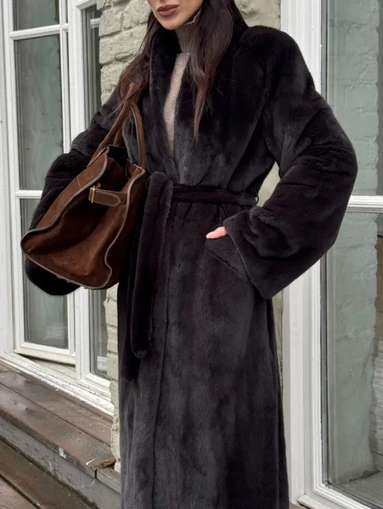 Роскошная шуба из аукционной норки Premium Velvet с V-образным воротником и меховым поясом - горький шоколад - фото 1
