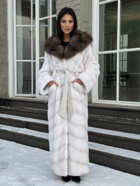 Белая длинная норковая шуба с капюшоном из натуральной куницы - фото 0