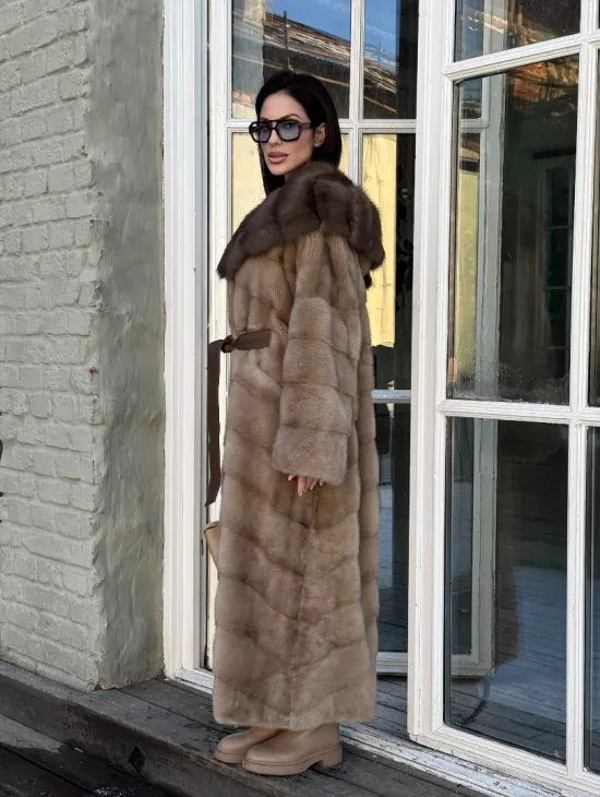 Женская удлиненная норковая шуба в цвете пастель с капюшоном из меха куницы - фото 8