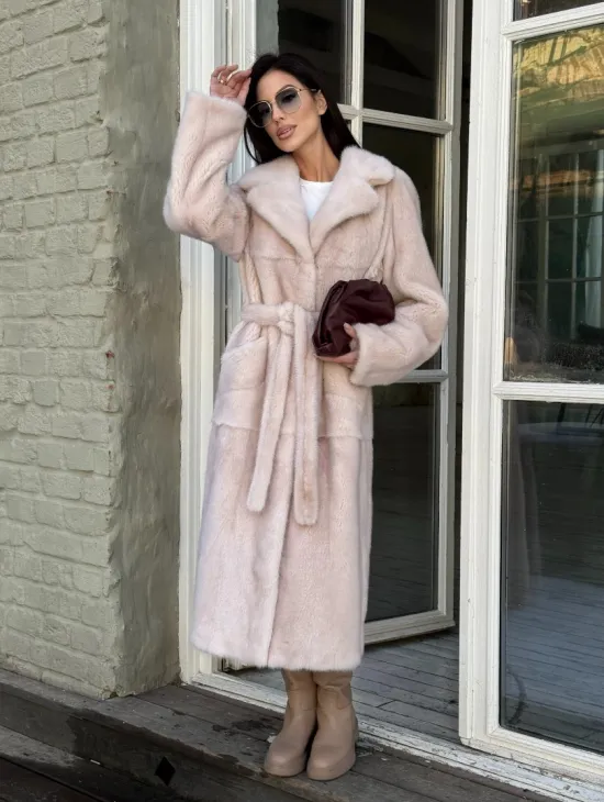 Женская норковая шуба прямого кроя с разрезами по бокам, пояс - фото 4