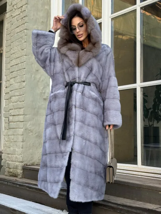 Норковая шуба голубого цвета с капюшоном из натурального меха куницы - фото 5