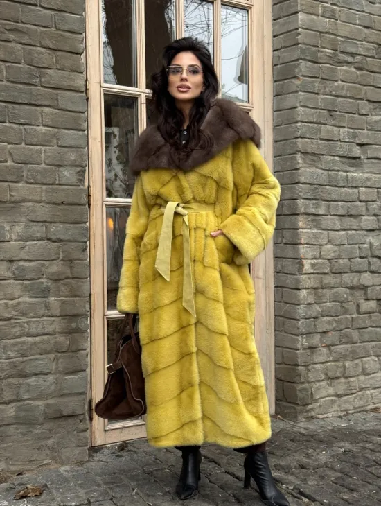 Женская длинная шуба из норки желтого цвета с капюшоном из меха куницы - фото 10