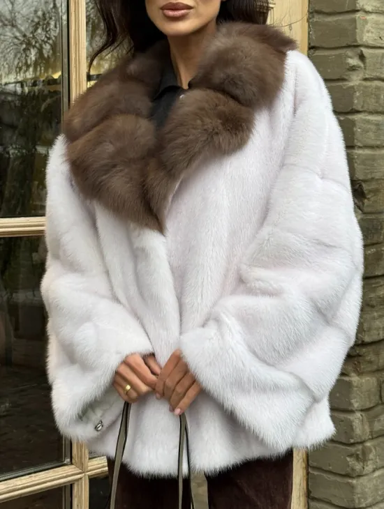 Короткая белая шубка с воротником из натуральной куницы - фото 2