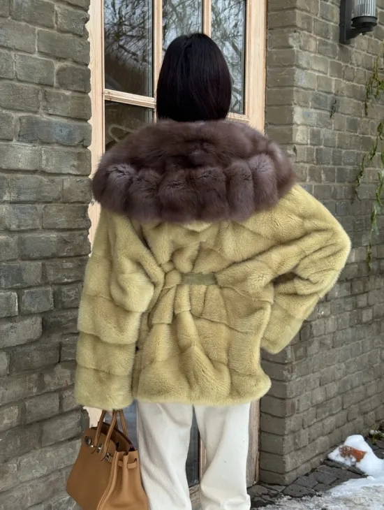 Полушубок норковый автоледи с капюшоном из куницы цвет фисташковый - фото 11