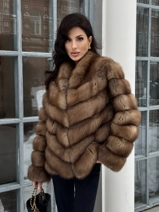 Шуба из меха куницы с V-образным воротником - фото 7