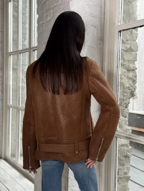 Женская дубленка в цвете виски с декоративными крючками - фото 4