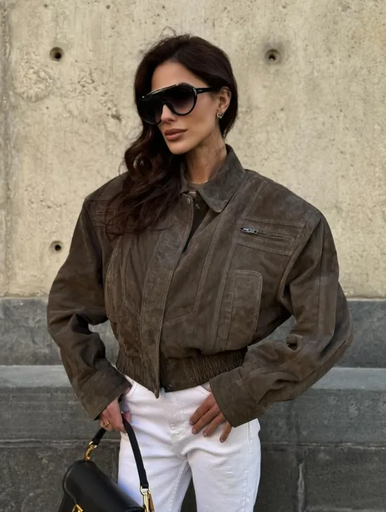 Модная винтажная универсальная укороченная куртка-бомбер из натуральной кожи (замши) - фото 10