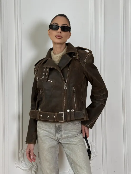 Коричневая куртка- косуха из натуральной винтажной кожи с отложным воротником и молниями на плечах - фото 9
