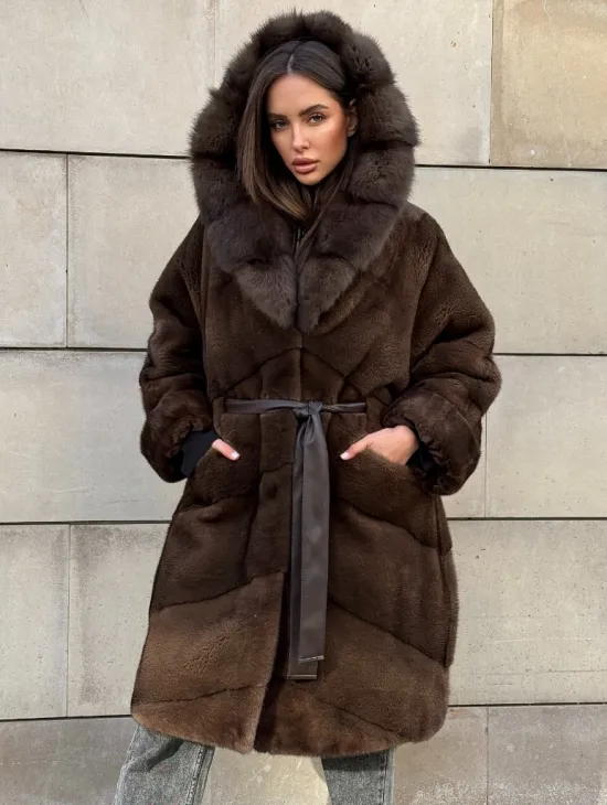 Шуба из плюшевой норки Velvet с капюшоном из меха куницы, средней длины - фото 0