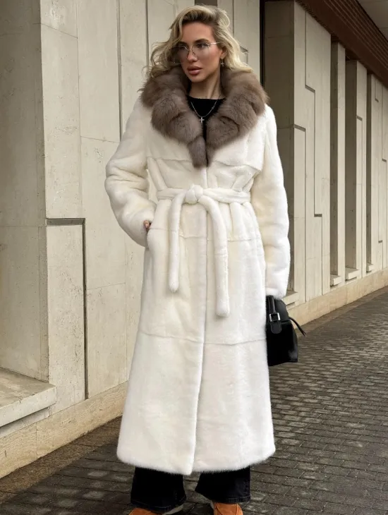 Длинная белая норковая шуба с воротником из меха куницы - фото 7