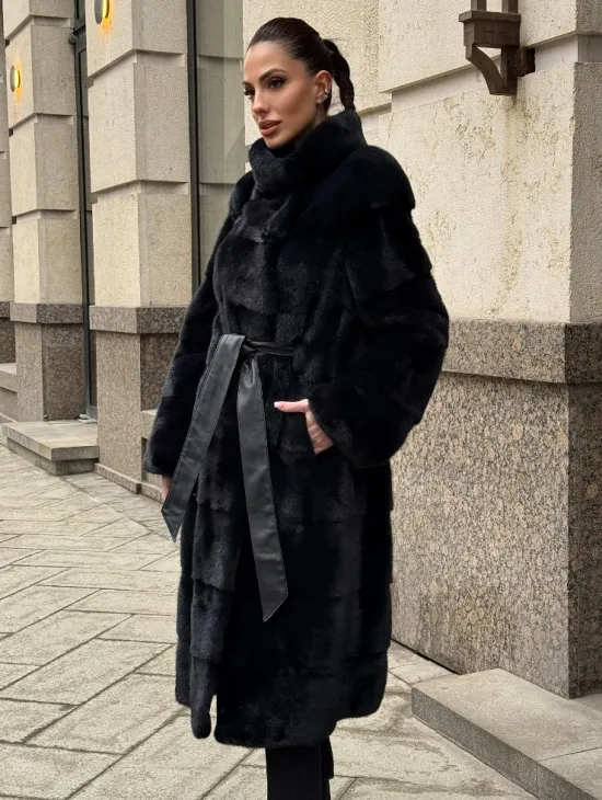Шуба из плюшевой скандинавской норки в сине-черном цвете - стойка воротник - фото 0