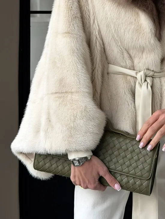 Светлое норковое пончо с воротником из куницы - фото 2