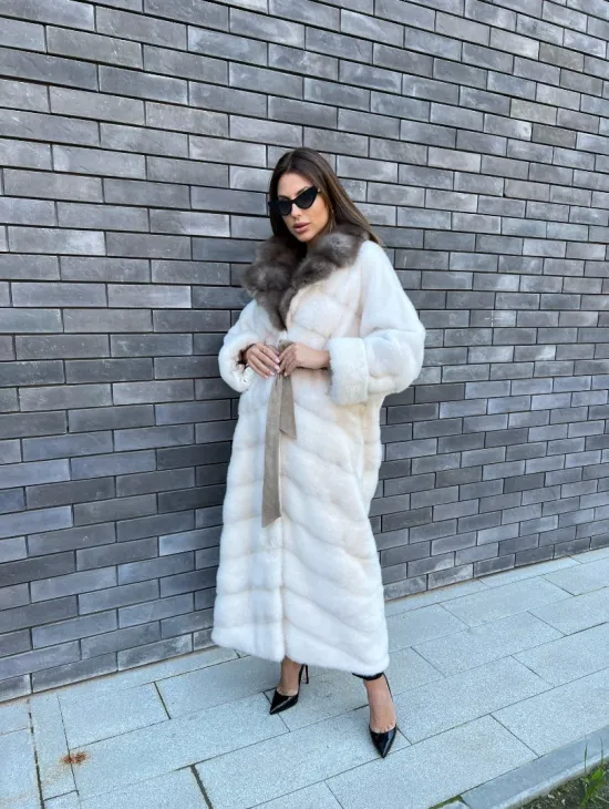 Длинная норковая шуба в белом цвете с воротником из куницы - фото 1