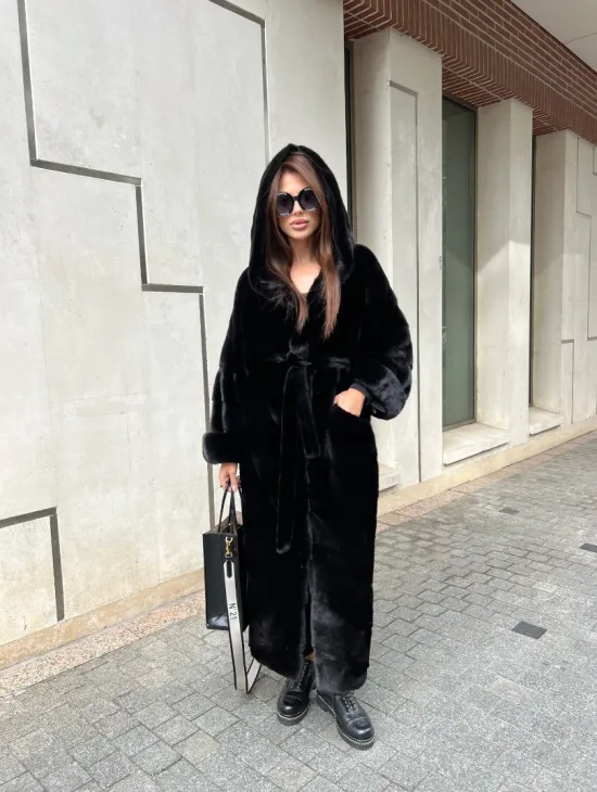 Шуба из норки Velvet с капюшоном в черном цвете - фото 8