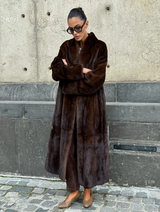 Эффектная норковая шуба цвета 