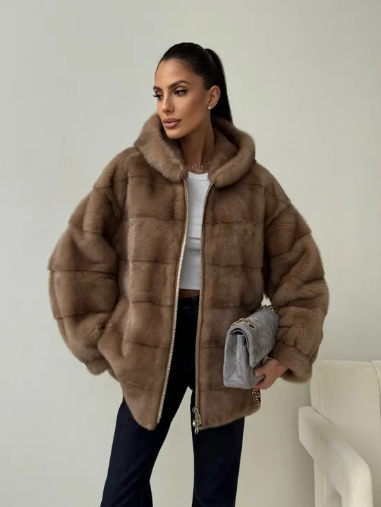 Бежевая норковая куртка с капюшоном - фото 11