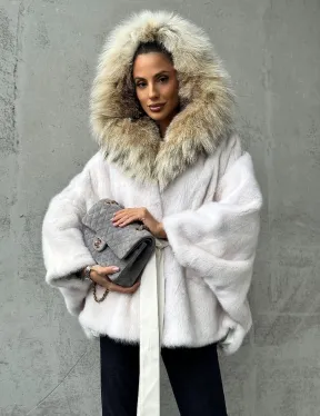 Светлая норковая шуба с капюшоном - фото 8