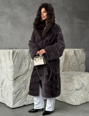 Шуба норковая графитовый ирис с капюшоном куницы - фото 9