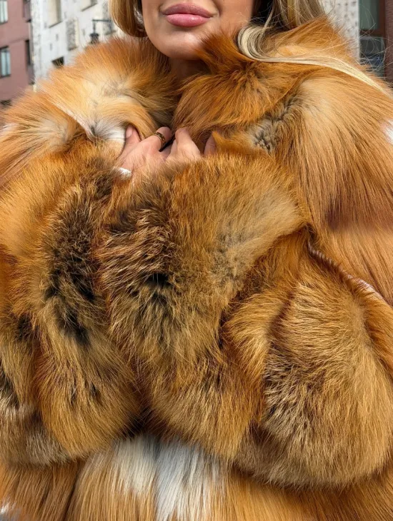 Шуба из лисы с капюшоном - фото 3